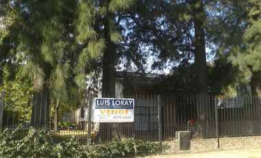 Chalet ubicado a 400 metros de la  avenida Tomás Espora y a 200 metros de calle Alsina.