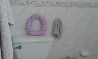 Chalet ubicado a 400 metros de la  avenida Tomás Espora y a 200 metros de calle Alsina.