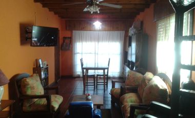 Chalet ubicado a 400 metros de la  avenida Tomás Espora y a 200 metros de calle Alsina.