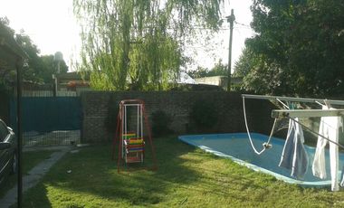 Chalet ubicado a 400 metros de la  avenida Tomás Espora y a 200 metros de calle Alsina.