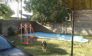 Chalet ubicado a 400 metros de la  avenida Tomás Espora y a 200 metros de calle Alsina.