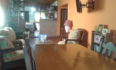 Chalet ubicado a 400 metros de la  avenida Tomás Espora y a 200 metros de calle Alsina.