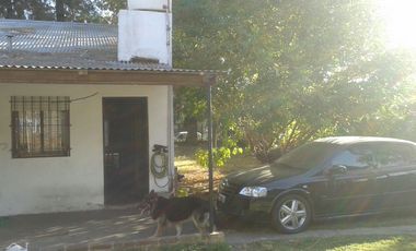 Chalet ubicado a 400 metros de la  avenida Tomás Espora y a 200 metros de calle Alsina.