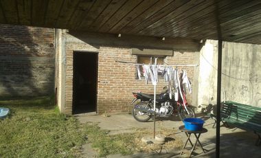 Chalet ubicado a 400 metros de la  avenida Tomás Espora y a 200 metros de calle Alsina.