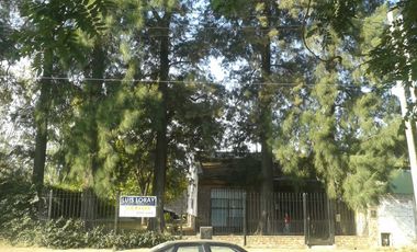 Chalet ubicado a 400 metros de la  avenida Tomás Espora y a 200 metros de calle Alsina.