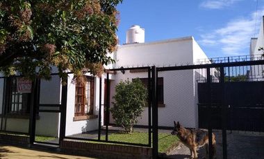 Casa en Don Bosco de tres ambientes con amplio terreno libre  Nuevo Valor