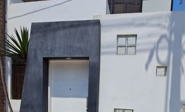 LINDA CASITA AMOBLADA IDEAL PARA FAMILIAS O PAREJAS QUE BUSCAN UN LUGAR CÓMODO Y ACOGEDOR EN UNA UBICACIÓN CONVENIENTE.
LA URBANIZACIÓN CUENTA CON ÁR