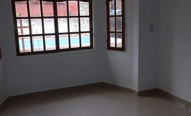 Venta. Villa de Mayo, sobre calle Cerviño. Casa en PH al fondo