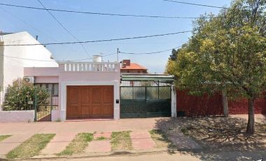 Casa en venta de 3 dormitorios c/ cochera y jardín en Barrio Tres Cerritos.