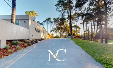Casa en  venta en Pinamar Golf Nuevo 5 ambientes con cochera y pileta