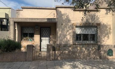 Casa 3 ambientes reciclada y con fondo Quilmes oeste