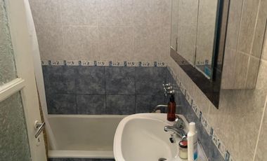 Casa 3 ambientes reciclada y con fondo Quilmes oeste