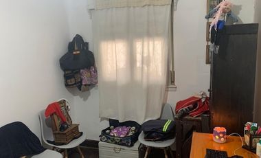 Casa 3 ambientes reciclada y con fondo Quilmes oeste