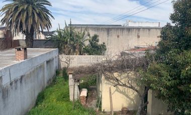 Casa 3 ambientes reciclada y con fondo Quilmes oeste
