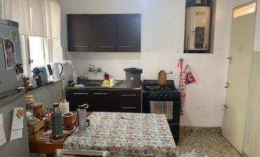 Casa 3 ambientes reciclada y con fondo Quilmes oeste