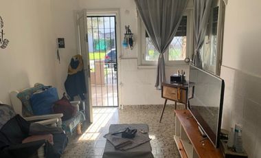 Casa 3 ambientes reciclada y con fondo Quilmes oeste