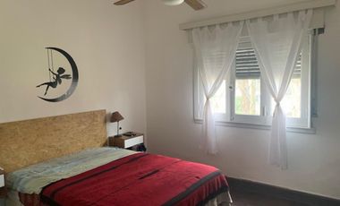 Casa 3 ambientes reciclada y con fondo Quilmes oeste