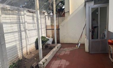 Casa 3 ambientes reciclada y con fondo Quilmes oeste