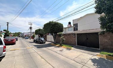 Casa en Valle Dorado (Ideal para remodelar)