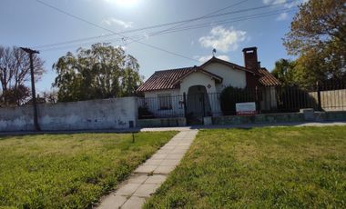 VENDO CASA CON TERRENO Y GALPON EN QUEQUEN