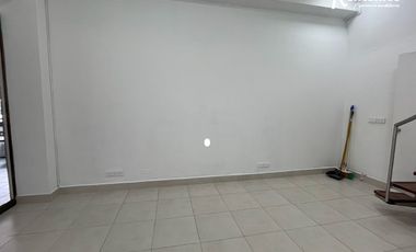 local en arriendo en loma del escobero. Cod A9974