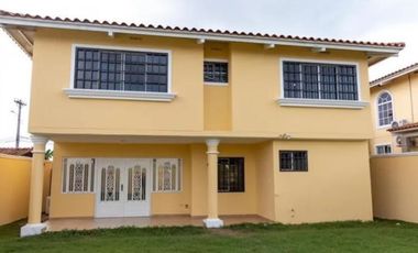 SE VENDE HERMOSA CASA EN VILLA LUCRE- ALTOS DE SAN RAFAEL  REMODELADA