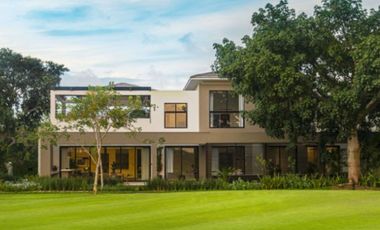 Residencia con jardin y alberca privada en residencial con campo de golf y casa