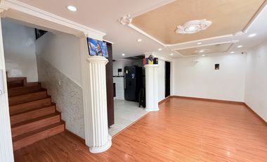 casa en venta en villa mayor oriental. Cod V1964