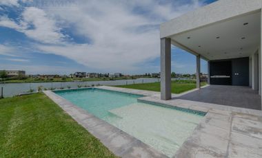 Casa en  San Sebastian a la laguna AMUEBLADA INTEGRAMENTE excelente vista a la laguna  MB