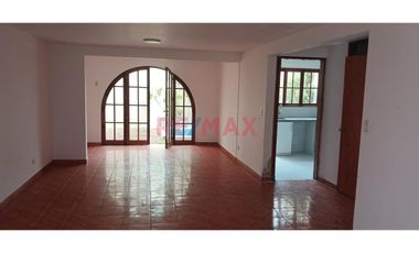 Casa En Urb. Los Cedros, Chorrillos – Luz Natural, Jardín Y Piscina