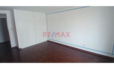 Casa En Urb. Los Cedros, Chorrillos – Luz Natural, Jardín Y Piscina