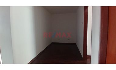 Casa En Urb. Los Cedros, Chorrillos – Luz Natural, Jardín Y Piscina