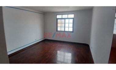 Casa En Urb. Los Cedros, Chorrillos – Luz Natural, Jardín Y Piscina