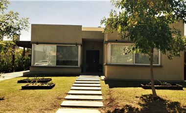 Casa con pileta en Santa Elena