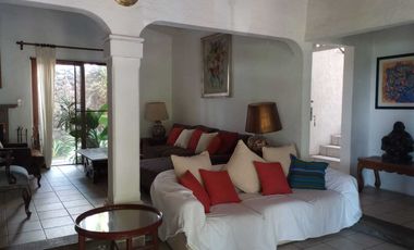 VENDO CASA COLONIAL EN UNA DE LAS MEJORES ZONAS DE CUERNAVACA - PALMIRA -
