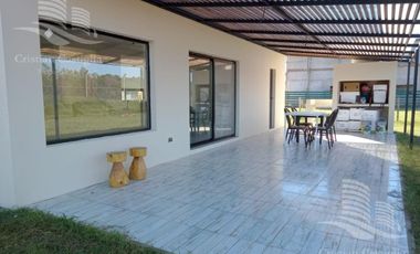 Venta - Casa 4 ambientes, Jardin - Acacias, Puertos del Lago, Escobar