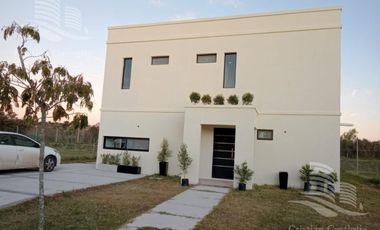 Venta - Casa 4 ambientes, Jardin - Acacias, Puertos del Lago, Escobar