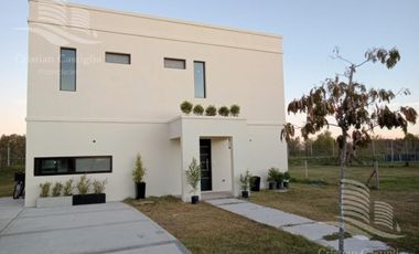 Venta - Casa 4 ambientes, Jardin - Acacias, Puertos del Lago, Escobar