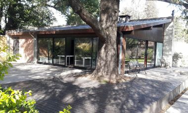 MODERNA CASA QUINTA pract. a estrenar 4000 m2 arbol. añosa 8 amb. para vivir y disfrutar - novoa propiedades