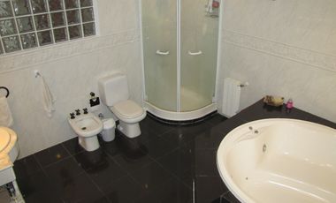 Chalet 5 ambientes ubicado en Punta Mogotes a 50 metros del mar, en la ciudad de Mar del Plata