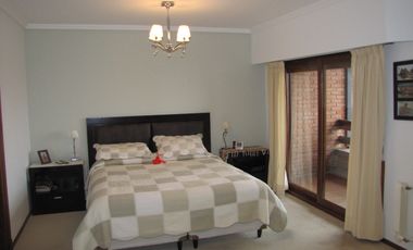 Chalet 5 ambientes ubicado en Punta Mogotes a 50 metros del mar, en la ciudad de Mar del Plata