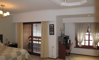 Chalet 5 ambientes ubicado en Punta Mogotes a 50 metros del mar, en la ciudad de Mar del Plata