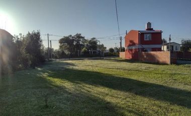 2 CASAS SOBRE AMPLIO TERRENO EN VILLA PARANACITO!