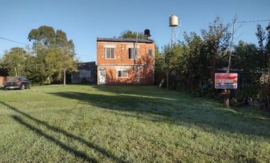 2 CASAS SOBRE AMPLIO TERRENO EN VILLA PARANACITO!