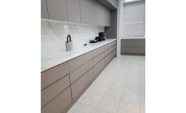 Alquilo Majestuoso Apartamento Amoblado en Via Argentina 485 M2