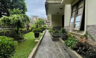 DIJUAL RUMAH ASRI dgn TAMAN di Jl ALAM ELOK, PONDOK INDAH, JAKSEL