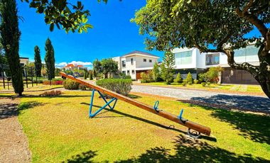 Venta de casa independiente de 3 dormitorios en urbanización, sector Tumbaco.