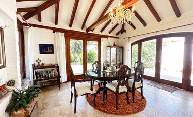 Venta de casa independiente de 3 dormitorios en urbanización, sector Tumbaco.