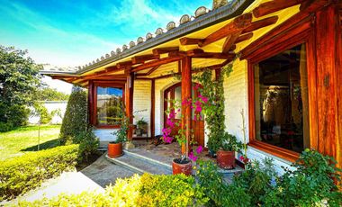 Venta de casa independiente de 3 dormitorios en urbanización, sector Tumbaco.