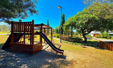 Venta de casa independiente de 3 dormitorios en urbanización, sector Tumbaco.